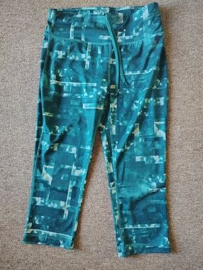 Danskin Now DRI-MORE Women's Capri Pants XS Teal Geometric Stretch Athletic